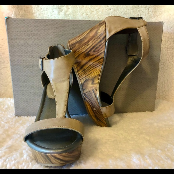 Maurices Shoes - Maurice’s brand wood strapy wedges, size 7
